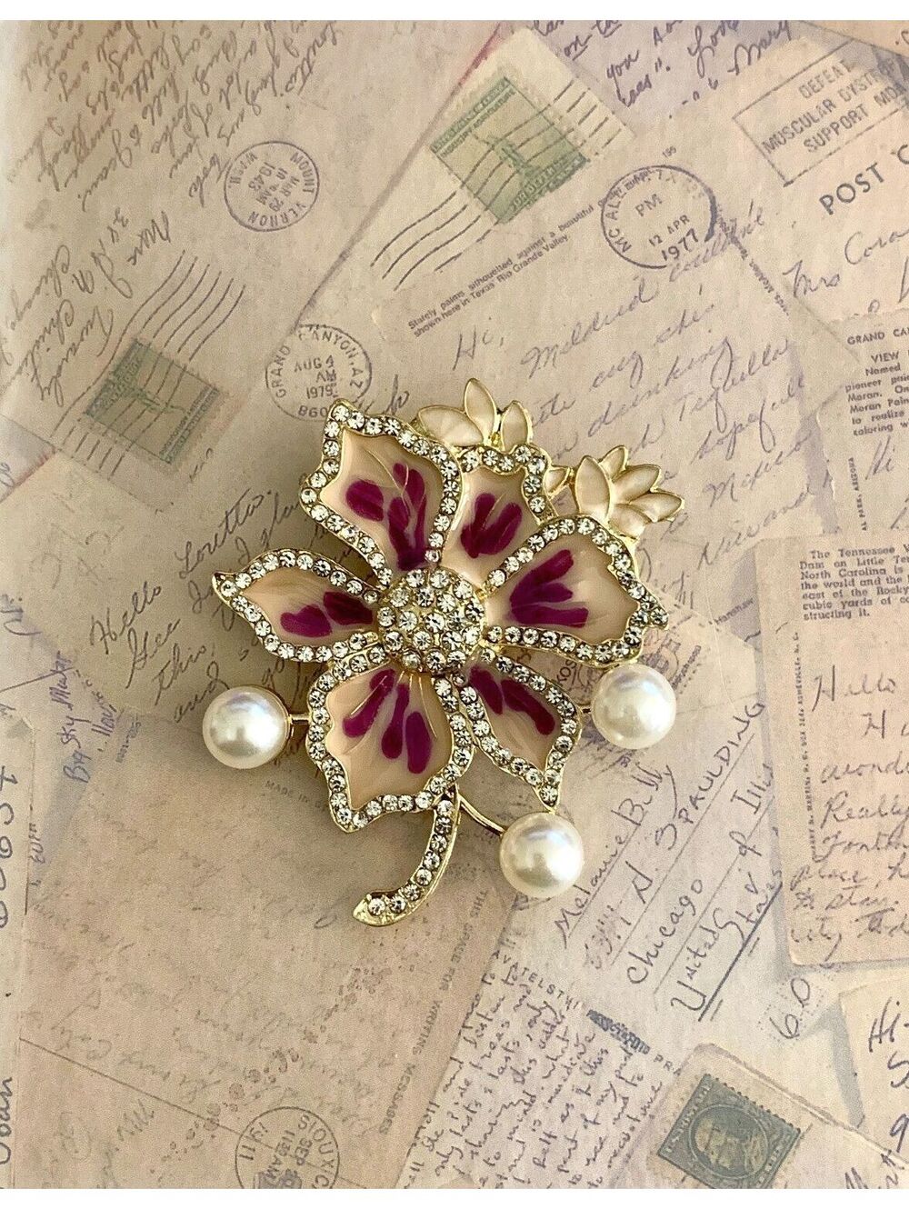 Elegant Floral Brooch with Sparkling Rhinestones and Pearl Accents